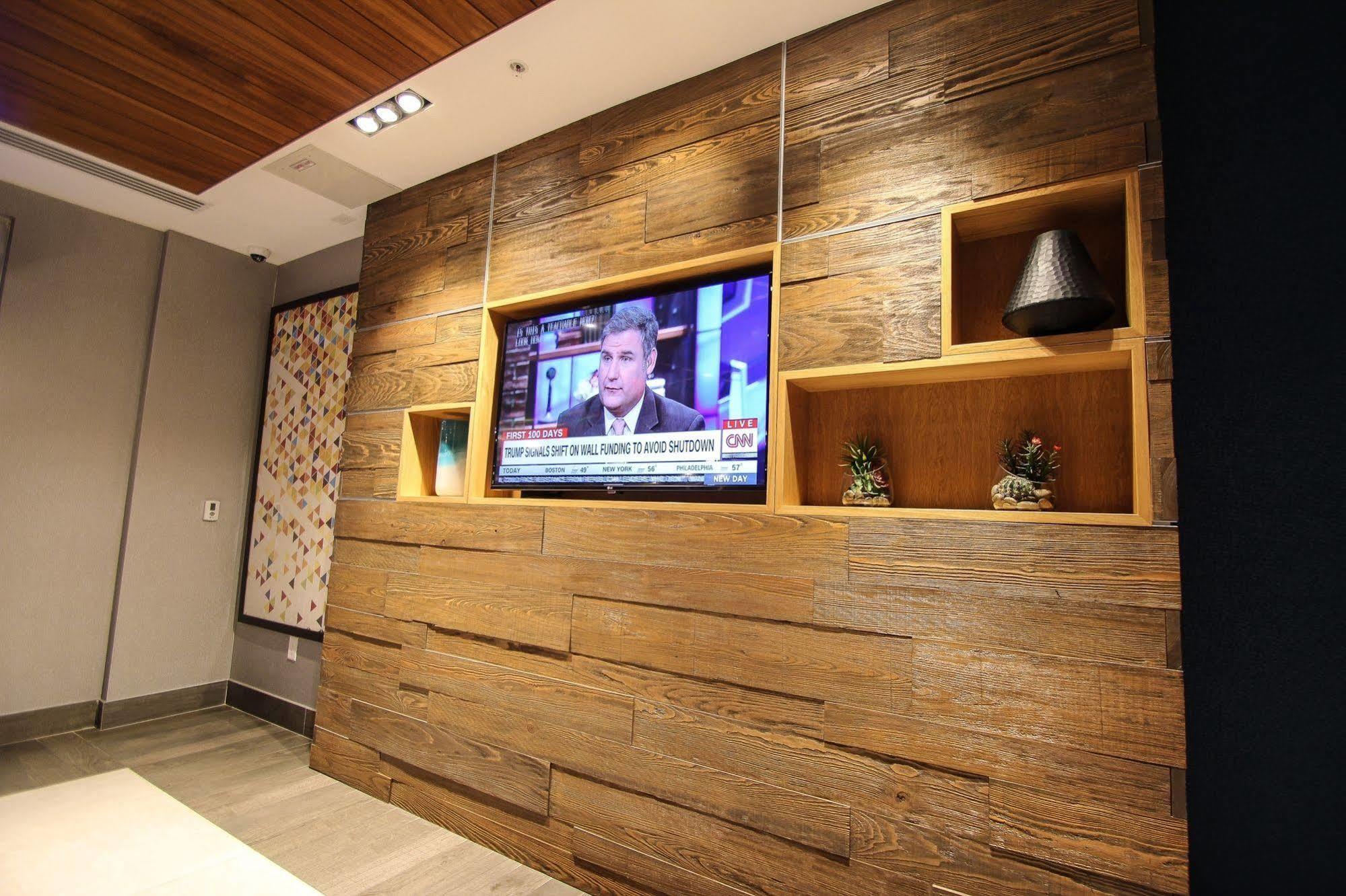 Express & Miami Airport East By Ihg